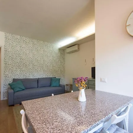 99 Via Esino Apartamento